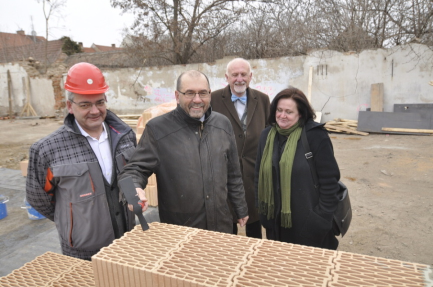 Zahájení stavby v březnu 2012, zleva Ing. Vašíček společnost Vašstav, Ing. Jan Helikar starosta obce Vranovice, Ing. Ivo Kocian spol. INVESTOR, Ing. Arch. Leona Tupá